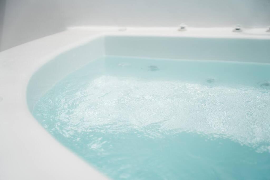 הוילה Emporio  Akri Santorini With Heated Jacuzzi מראה חיצוני תמונה