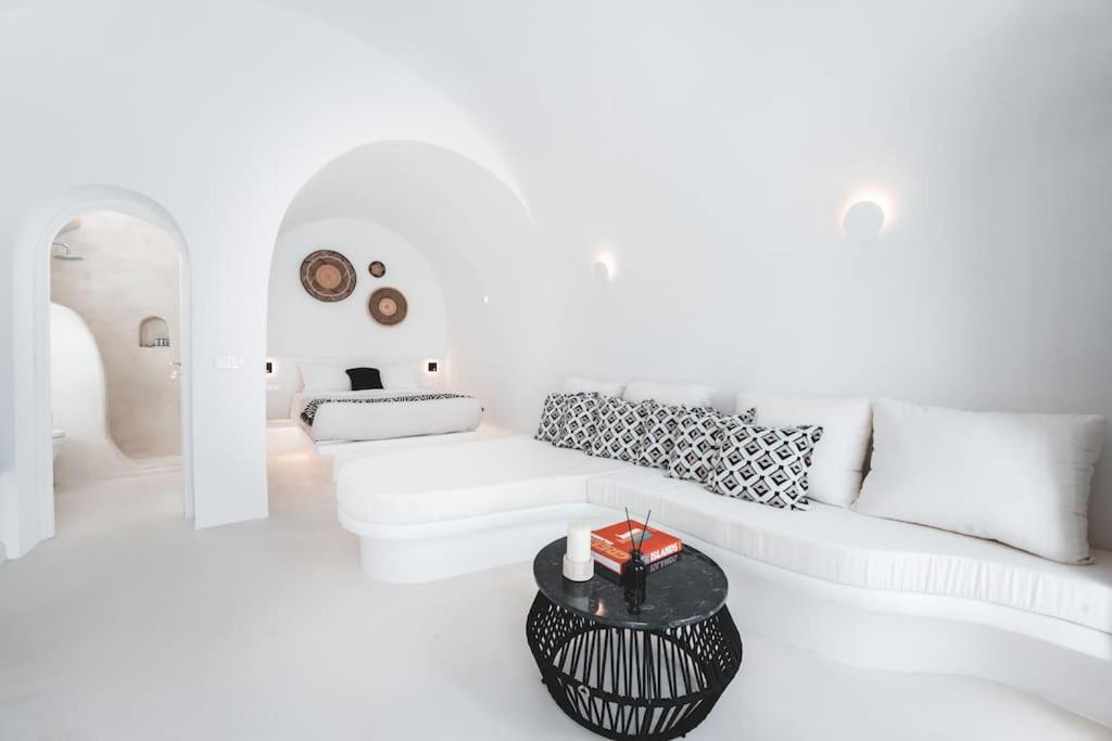 הוילה Emporio  Akri Santorini With Heated Jacuzzi מראה חיצוני תמונה